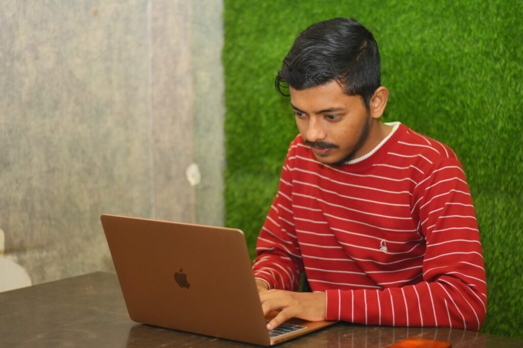 Meet Prosenjit Paul, the youngest digital entrepreneur in Kolkata, who is making a mark in the digital world with his company Grow2Web. At the age of just 22, Prosenjit is a well-known name in the digital marketing industry, providing 360° digital marketing solutions to his clients.