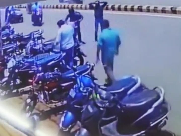 Gang Executes Daring Heist, Loots ₹10 Lakh from Man in Andhra Pradesh; Viral Video Sheds Light on Incident