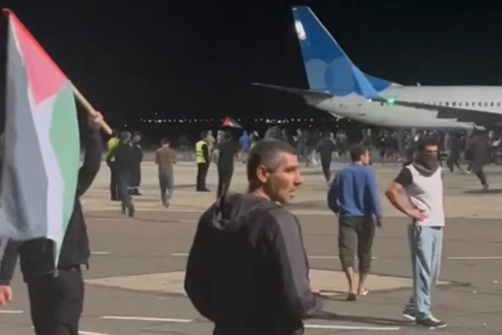  Chaos at Russian Airport as Mob Searches for Israelis Amidst Gaza Conflict