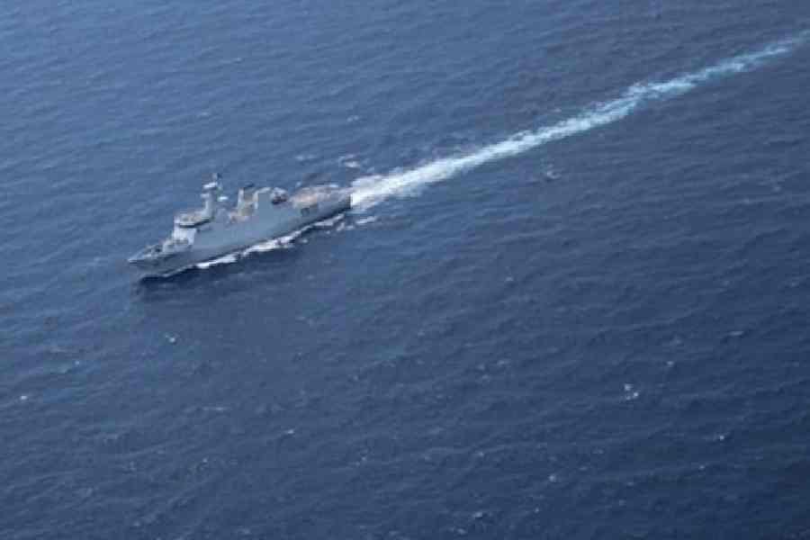 Indian Navy Executes High-Stakes Evacuation: Injured Sailor Rescued from Hijacked Vessel in Arabian Sea