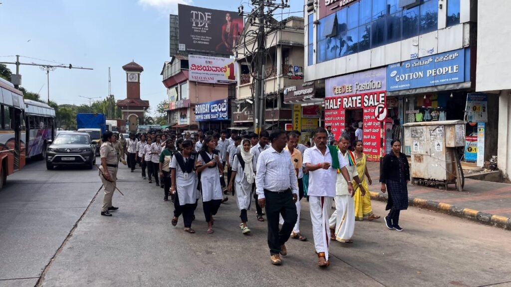 India loses about 5,500 million tonnes of soil annually due to erosion, a pressing issue that threatens agricultural productivity and food security. Addressing this concern, a significant event was organized in Mangaluru, bringing together experts, students, and farmers to advocate for soil conservation and sustainable agricultural practices.
